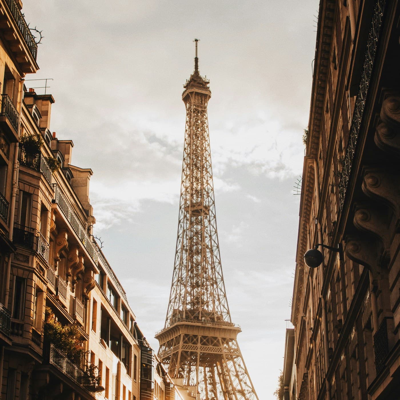 Rue haussmannienne parisienne face à la tour Eiffel — zone d'intervention UPOQ Rénovation