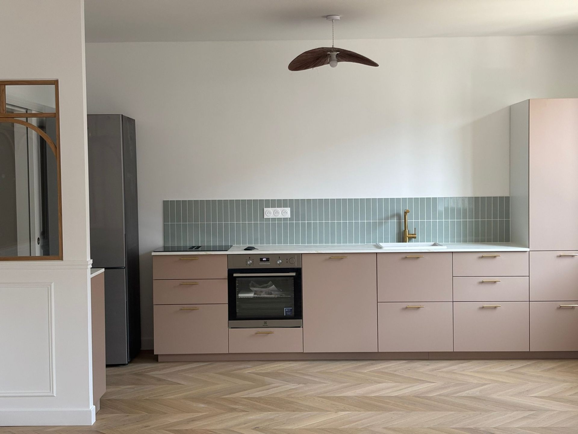 Cuisine moderne rénovée appartement Art Déco Paris 7e