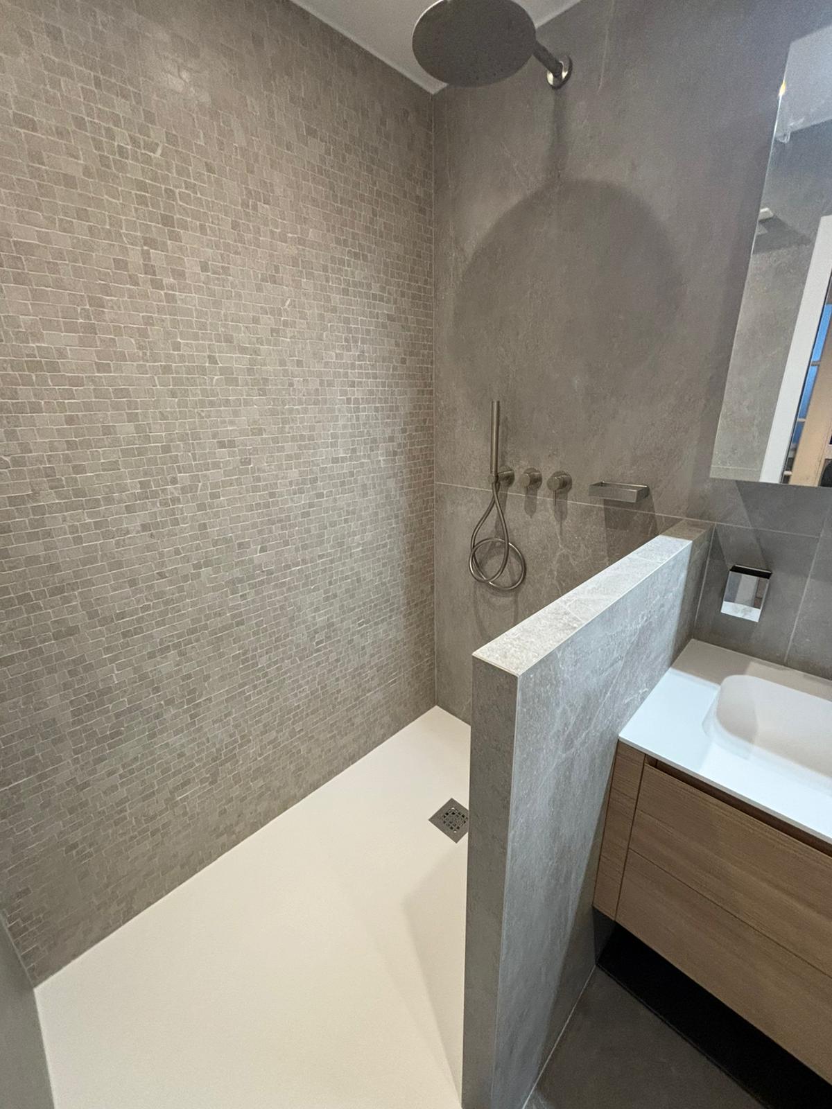 Salle de bain moderne avec carrelage mosaïque duplex Paris 6e